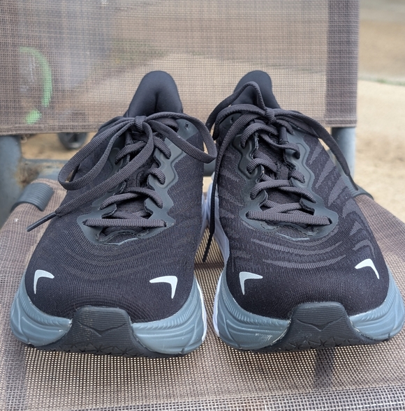HOKA Arahi 6 Men\'s Size 8D.  Like New Condition. main image 4